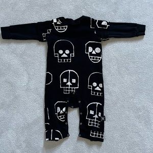 Nununu Robot Skull Romper Onesie 12-18m- Black- EUC